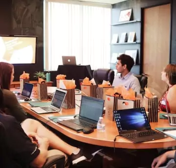 Peoples are on conference room taking online training